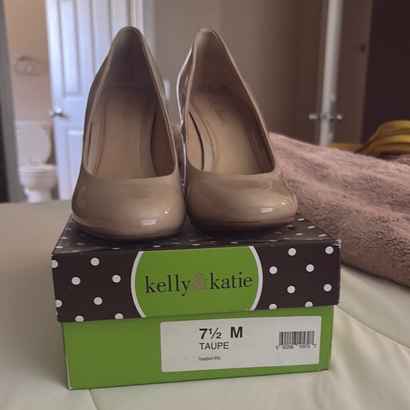 Kelly & Katie Women's Taupe Pumps - Picture 1 of 3